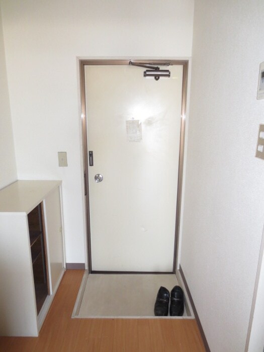 メゾンリバーサイドの玄関