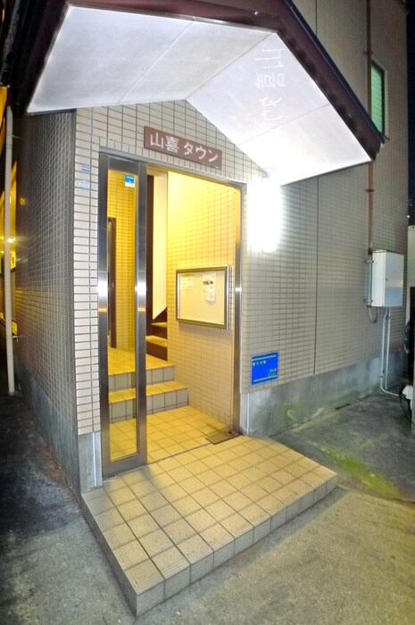 物件外観写真2　(エントランス部分)