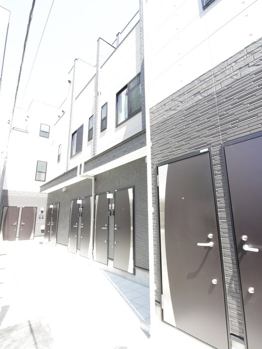 物件外観写真2　(エントランス部分)