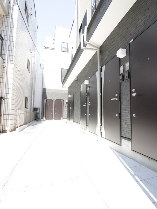 物件外観写真3　(エントランス部分)