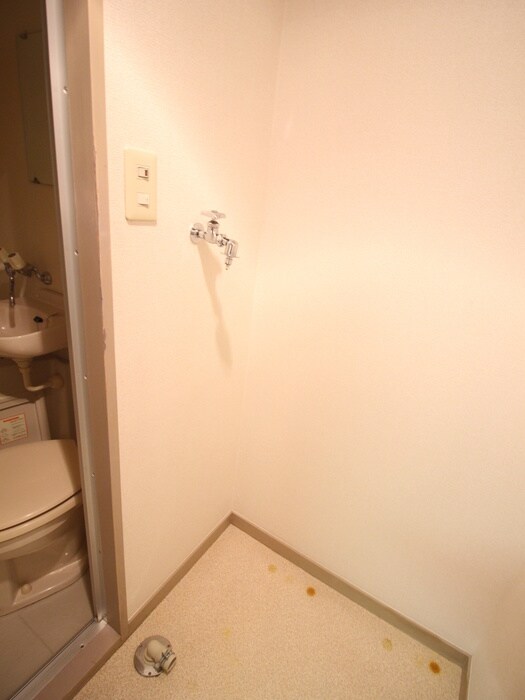物件内観写真18　(洗濯機置場)