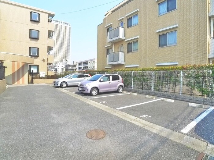 物件外観写真3　(駐車場)