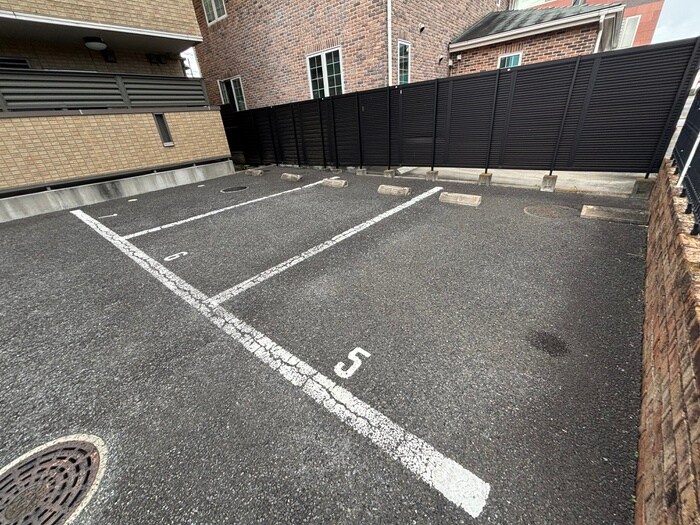 物件外観写真3　(駐車場)