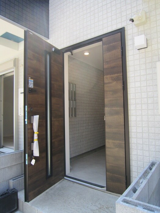物件外観写真3　(エントランス部分)