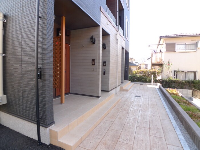 物件外観写真3　(エントランス部分)