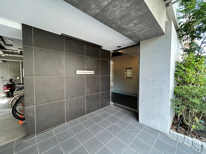 物件外観写真3　(エントランス部分)