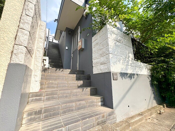 物件外観写真4　(エントランス部分)