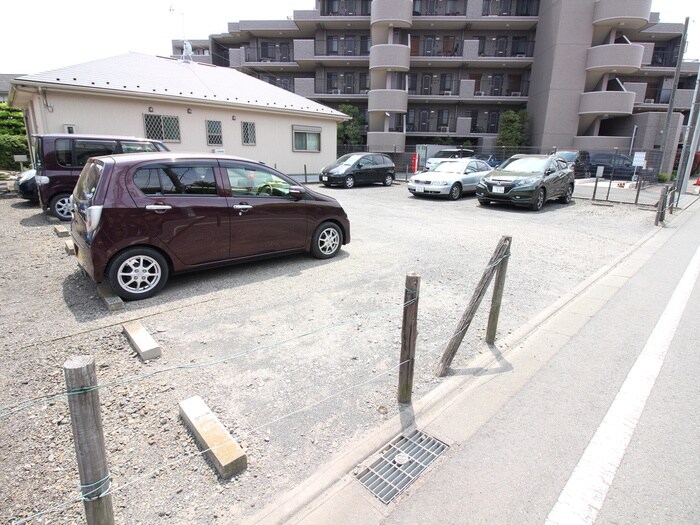 物件外観写真4　(駐車場)