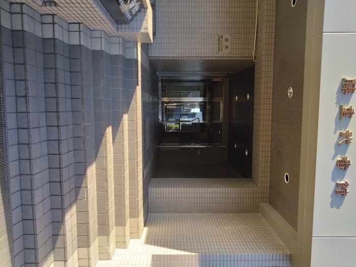 物件外観写真3　(エントランス部分)