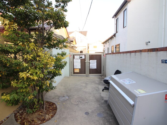 物件外観写真4　(エントランス部分)