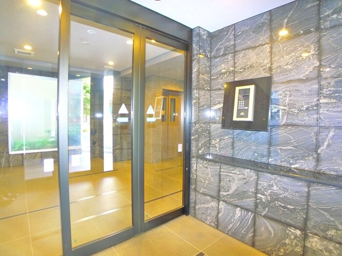 物件外観写真4　(エントランス部分)