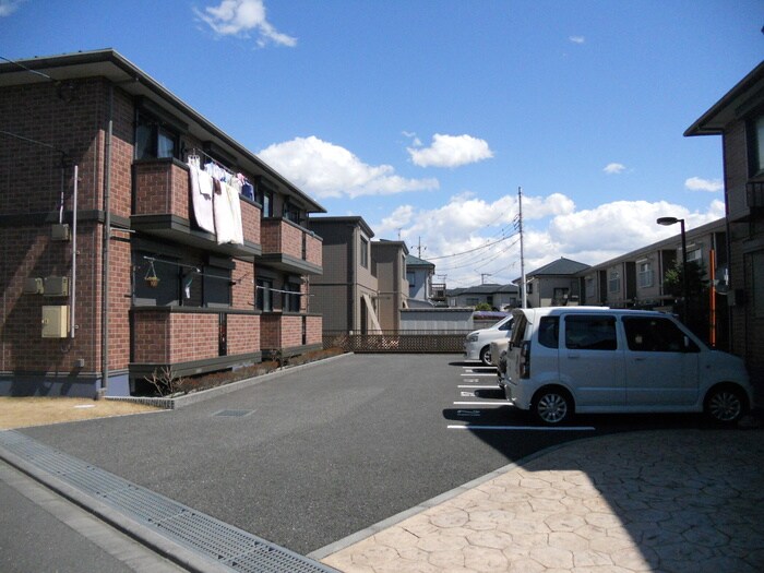 物件外観写真3　(駐車場)