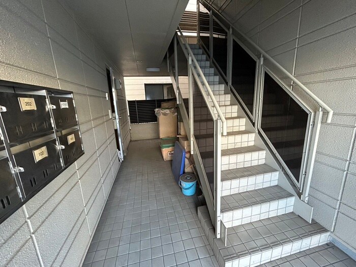 物件外観写真3　(エントランス部分)