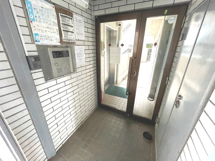 物件外観写真4　(エントランス部分)