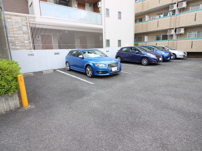 物件外観写真4　(駐車場)