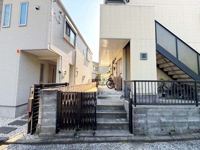 物件外観写真3　(エントランス部分)