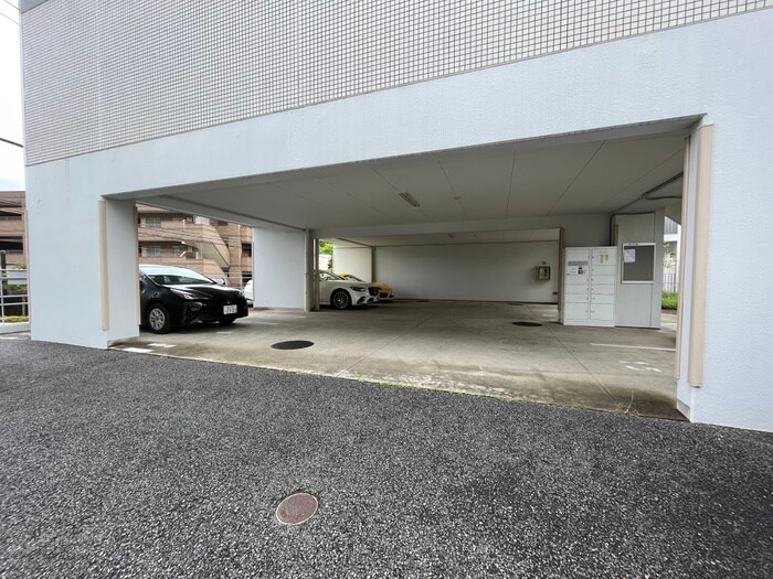 物件外観写真5　(駐車場)