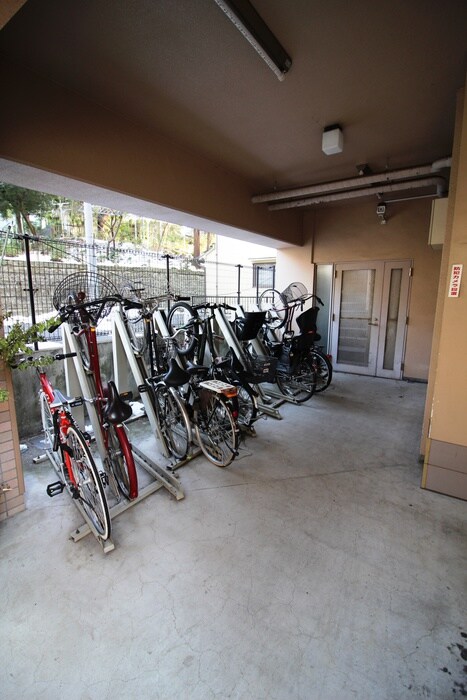 物件外観写真3　(駐輪場)