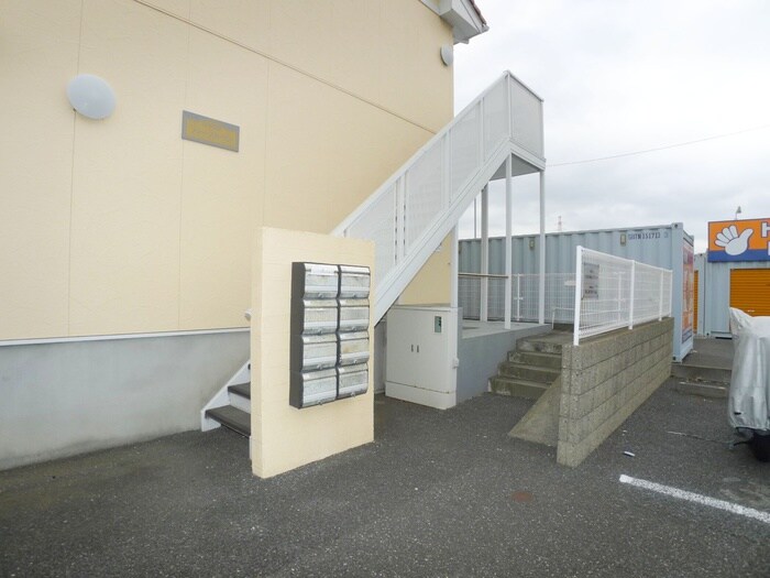 物件外観写真4　(エントランス部分)