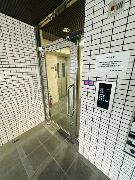 物件外観写真3　(エントランス部分)