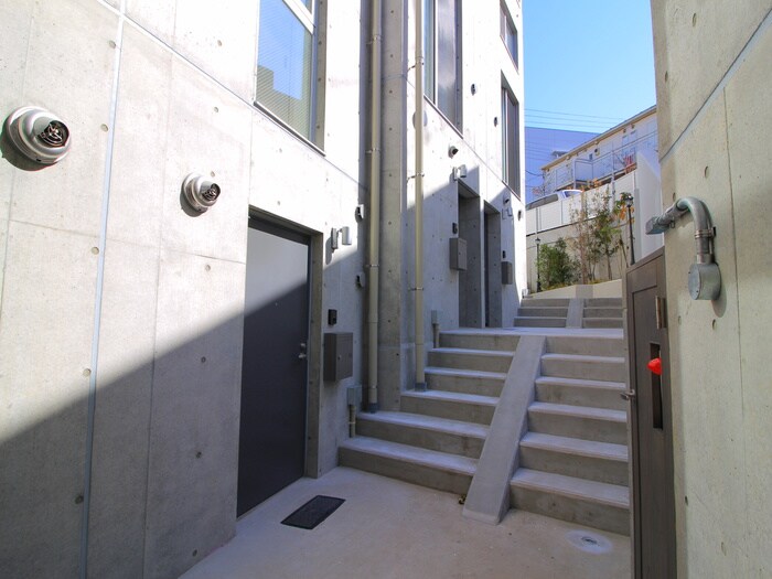 物件外観写真3　(エントランス部分)