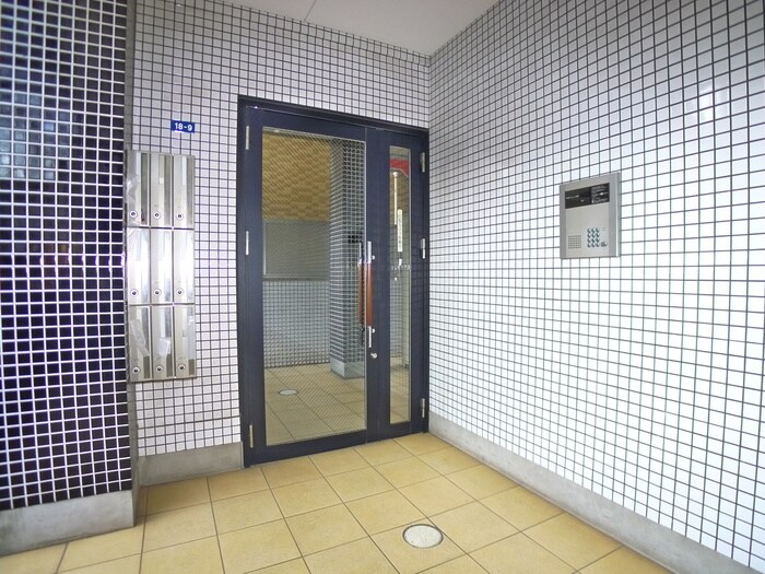 物件外観写真3　(エントランス部分)