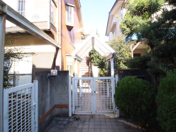 物件外観写真4　(エントランス部分)