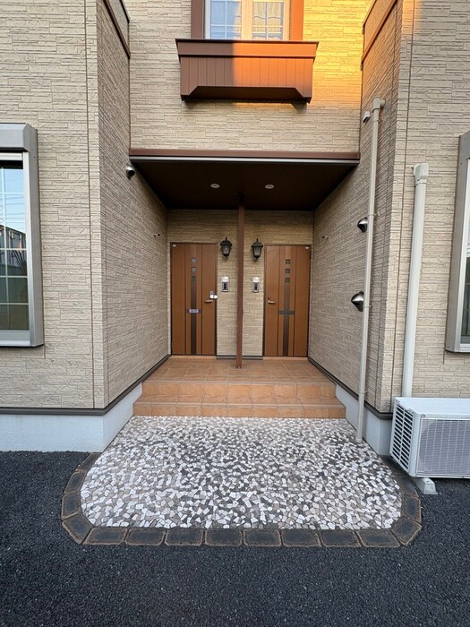 物件外観写真3　(エントランス部分)