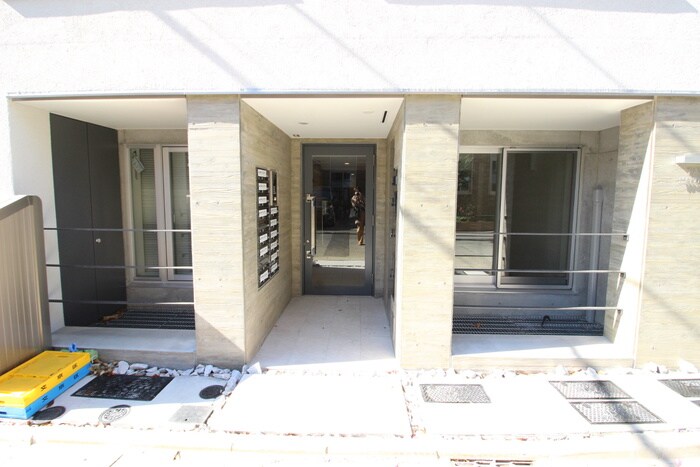 物件外観写真3　(エントランス部分)