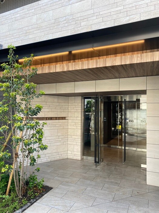 物件外観写真3　(エントランス部分)