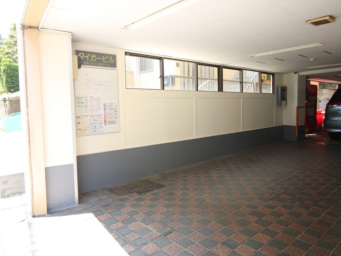 物件外観写真5　(エントランス部分)