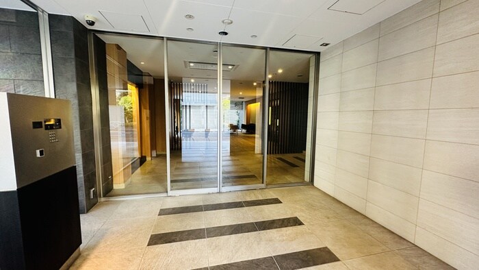 物件外観写真2　(エントランス部分)