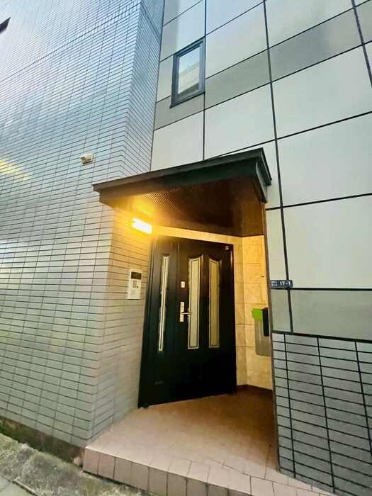 物件外観写真2　(エントランス部分)