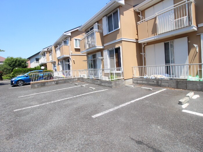 物件外観写真2　(駐車場)