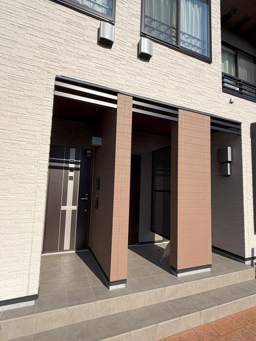 物件外観写真6　(エントランス部分)