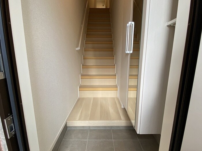 物件内観写真12　(玄関)