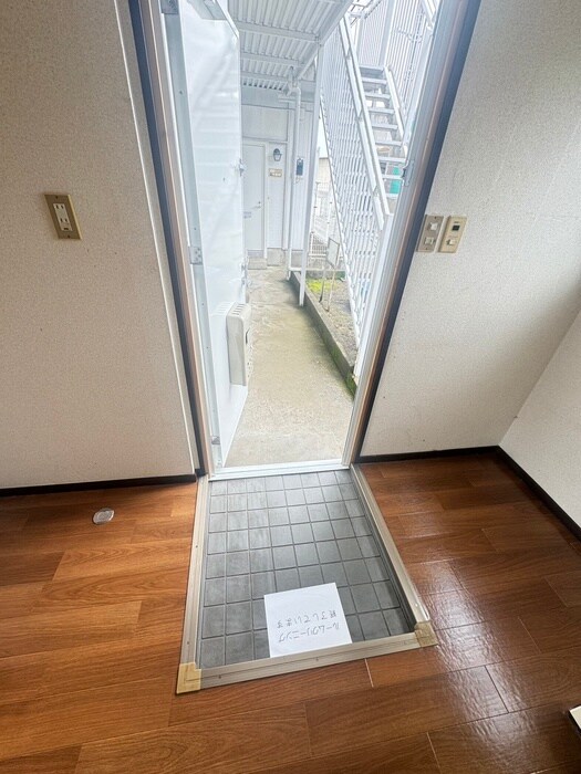 物件内観写真17　(玄関)