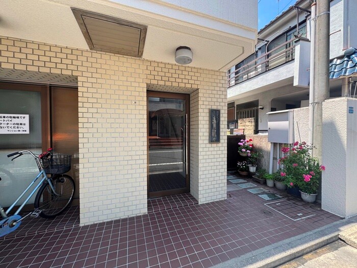 物件外観写真3　(エントランス部分)