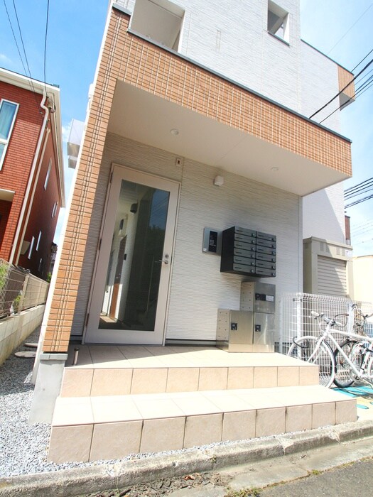 物件外観写真2　(エントランス部分)