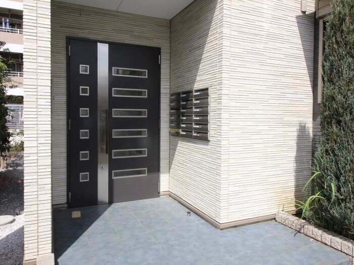 物件外観写真4　(エントランス部分)