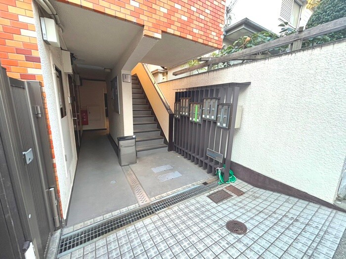 物件外観写真3　(エントランス部分)