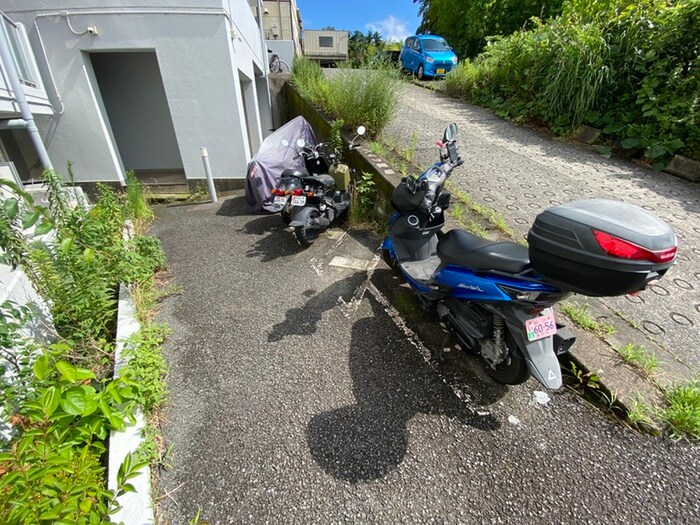 物件外観写真5　(バイク置き場)