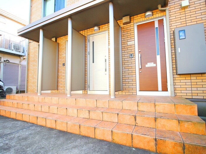 物件外観写真2　(エントランス部分)