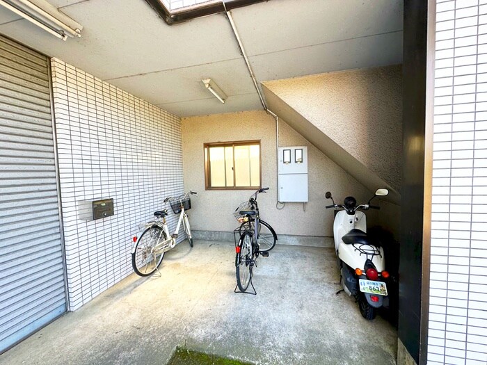 物件外観写真4　(駐輪場)