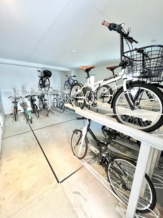 物件外観写真4　(駐輪場)