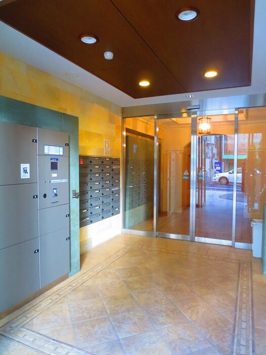 物件外観写真3　(エントランス部分)