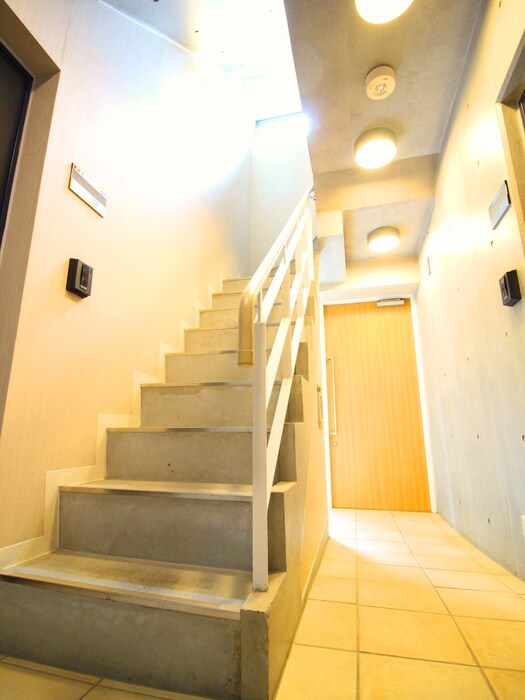 物件外観写真3　(エントランス部分)