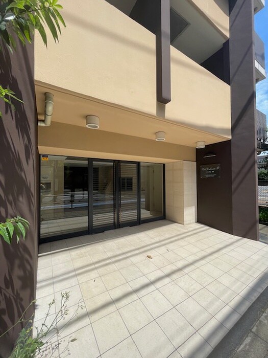 物件外観写真3　(エントランス部分)