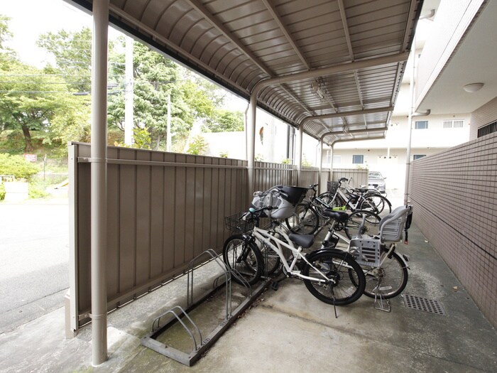 物件外観写真4　(駐輪場)