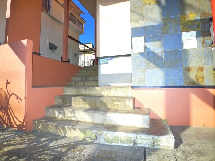 物件外観写真4　(エントランス部分)